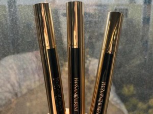 YSL 明彩笔 4 号色，ysl 蜜桃色黄，遮瑕提亮，让肌肤焕发光彩