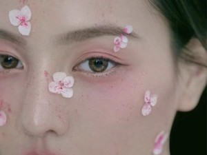 玉女桃花轻蜜粉定妆，打造清透持久妆容