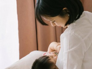 两个吃母乳头标清标照片——哺乳期母亲与婴儿的温馨互动