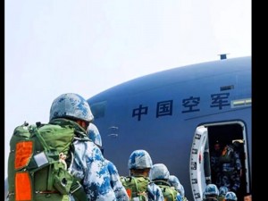 空降兵的力量展现：勇气与毅力在行动中的彰显